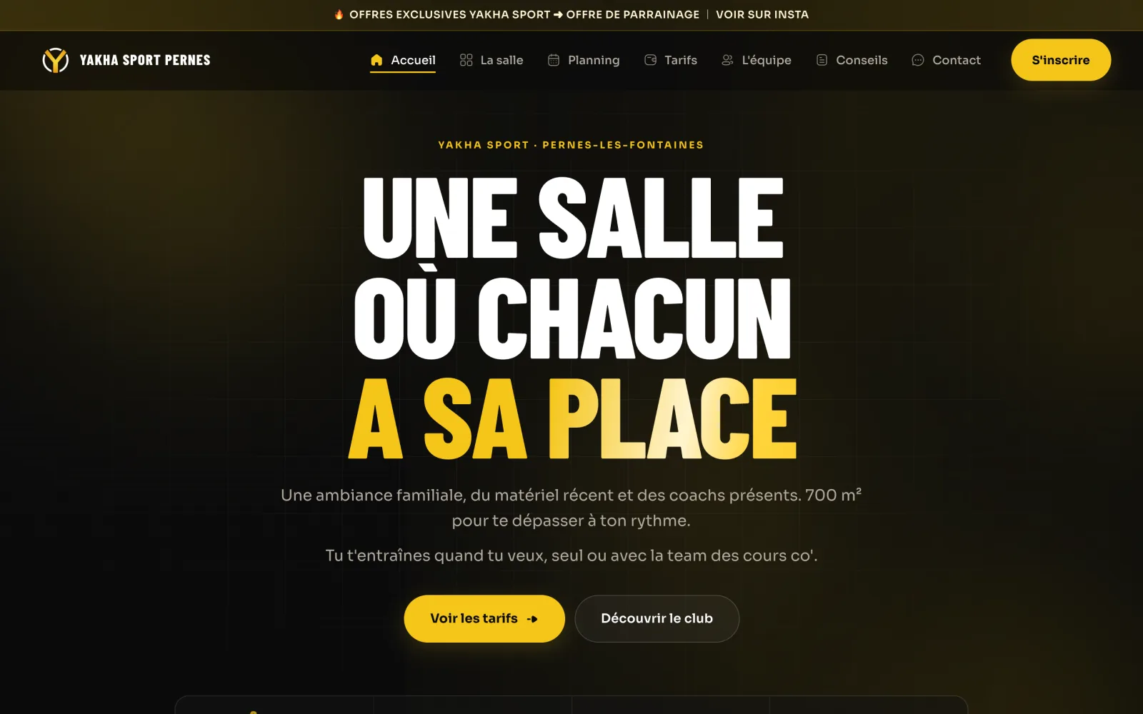 Accueil du site Yakha Sport Pernes sur ordinateur : titre « Une salle où chacun a sa place » en grandes capitales blanches et dorées sur fond noir.